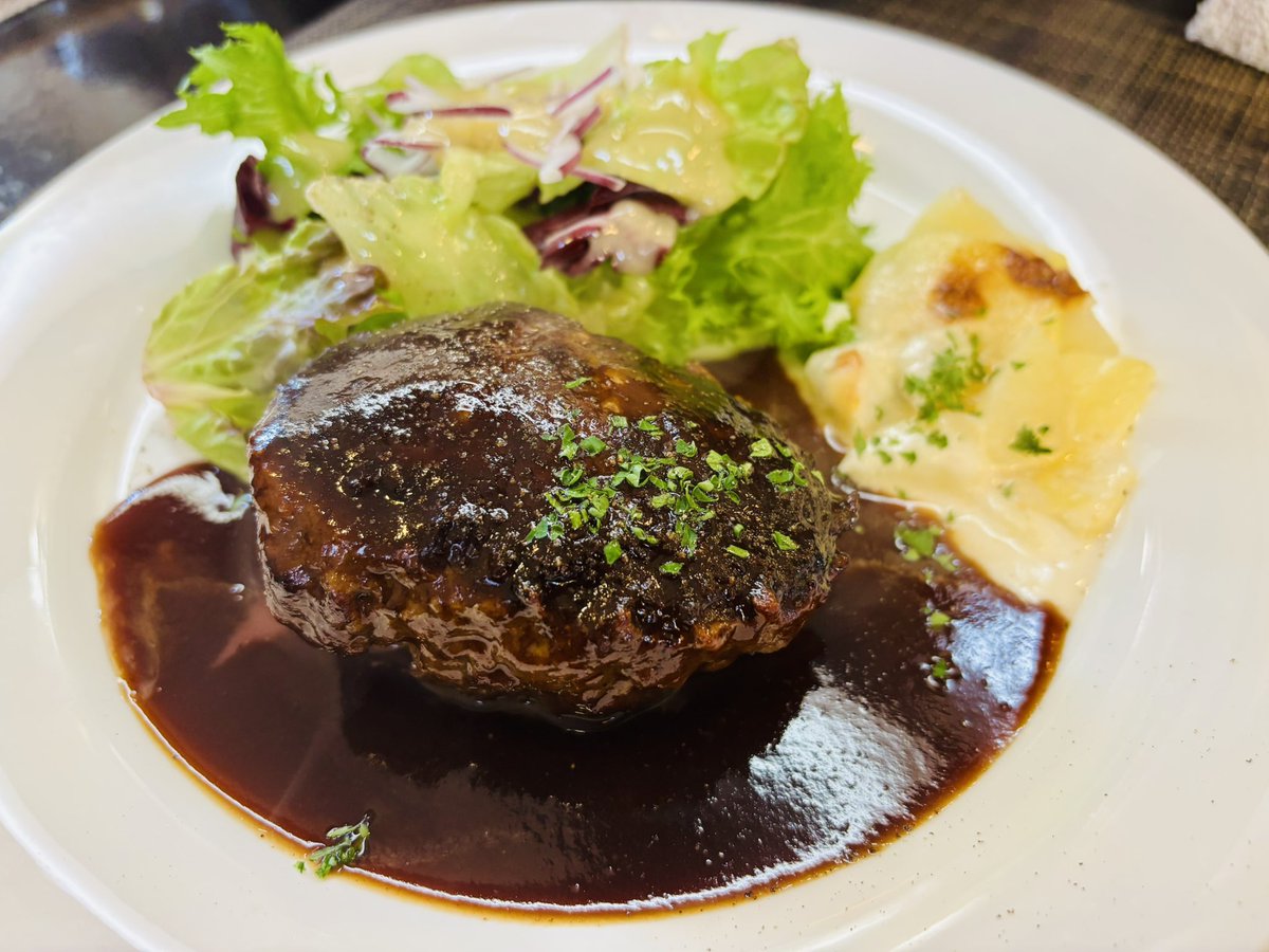 今日は仕事で京都府亀岡市へ🐢

ランチは市役所近くの「グリルぐり」さんへ🍽️
地域の食材を使った美味しい洋食屋さんで、大好きなお店です。

今日も美味しかった✨

いつ来ても大好きなまちです！

#亀岡市