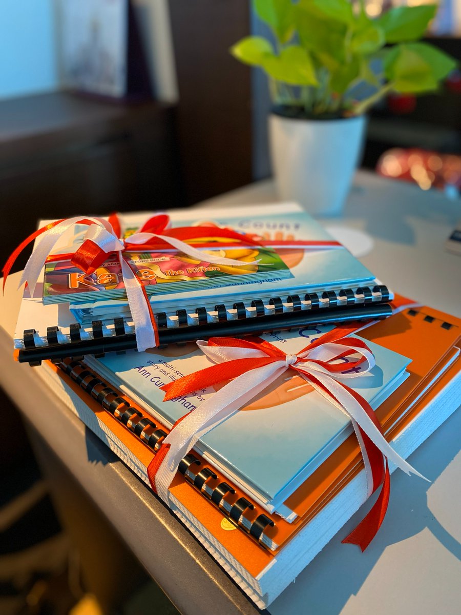 À l’occasion de la #Journéeinternationaledespersonneshandicapées, le Haut Commissariat du Canada a eu l’honneur de remettre 15 titres de livres en braille d’auteurs canadiens à Pusat Ehsan Al-Ameerah Al-Hajjah Mariam et à la Brunei Darussalam National Association of the Blind.