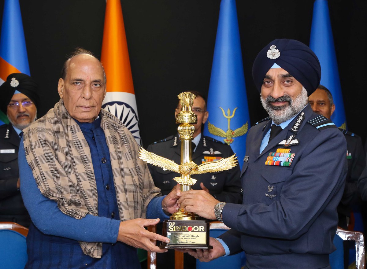 SpokespersonMoD's tweet image. Raksha Mantri Shri @rajnathsingh, addressing the Air Force Commanders’ Conclave, stated that #OperationSindoor showcased India’s high-impact, short-duration operational capability and reflected the IAF’s technological advancement, operational agility, strategic confidence and…