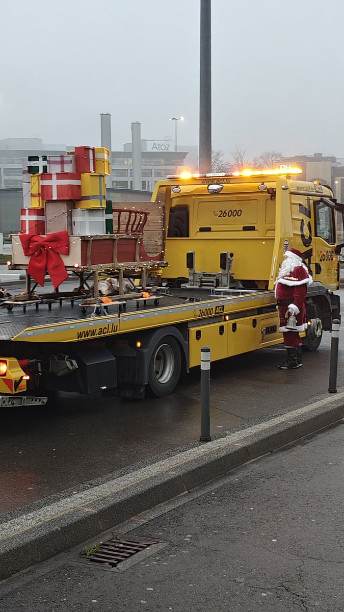 Natal cancelado. Pai Natal visto pela última vez, no aeroporto do Luxemburgo, a carregar o trenó para o reboque.