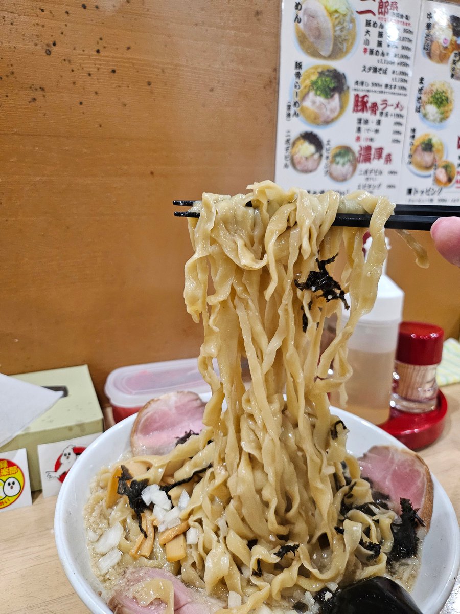 xSit81xACTFS7dF's tweet photo. 本日のディナー🌃🍴

🍜🐟🥚2025年237麺目🥚🐟🍜

由利本荘市の
#MONCHANRAMENSHUN 
様にて☺🎶
#本日限定
#手揉み太麺背脂煮干し中華特盛TP味玉
¥1,180を頂きましたっ(^_^ゞ

煮干しの風味&背脂の旨味
手揉み太麺のコシ&歯応え
堪らない最&強なコラボレーションを大絶賛なこうめい😋🎶

低温調理のチャーシューはウマウマ旨しっ😋
味玉の味付けもバッチグー😋
玉葱もシャキシャキで旨しでしたっ😋🎶

ディナーでも特盛イケルゾこうめい
イカスゼこうめい

#由利本荘市らーめん
#由利本荘市グル麺タリー
#玉子録　#麺麺倶楽部　#麺上げ隊
#チャーシュー上げ隊
#こうめいンフルエンサー
#こうめいスウェット
#味玉に顔作成仲間募集中
#こうめいファン倶楽部募集中