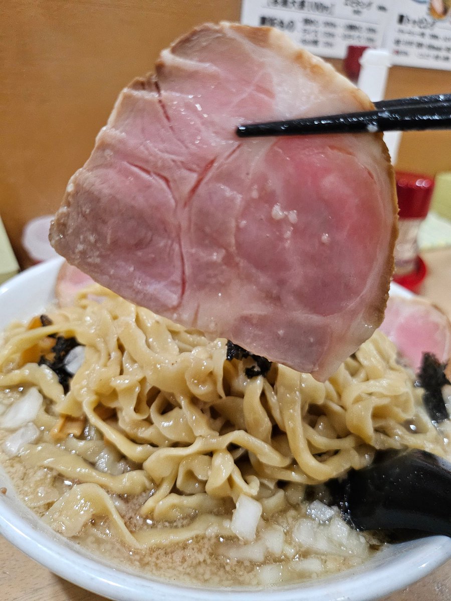 xSit81xACTFS7dF's tweet photo. 本日のディナー🌃🍴

🍜🐟🥚2025年237麺目🥚🐟🍜

由利本荘市の
#MONCHANRAMENSHUN 
様にて☺🎶
#本日限定
#手揉み太麺背脂煮干し中華特盛TP味玉
¥1,180を頂きましたっ(^_^ゞ

煮干しの風味&背脂の旨味
手揉み太麺のコシ&歯応え
堪らない最&強なコラボレーションを大絶賛なこうめい😋🎶

低温調理のチャーシューはウマウマ旨しっ😋
味玉の味付けもバッチグー😋
玉葱もシャキシャキで旨しでしたっ😋🎶

ディナーでも特盛イケルゾこうめい
イカスゼこうめい

#由利本荘市らーめん
#由利本荘市グル麺タリー
#玉子録　#麺麺倶楽部　#麺上げ隊
#チャーシュー上げ隊
#こうめいンフルエンサー
#こうめいスウェット
#味玉に顔作成仲間募集中
#こうめいファン倶楽部募集中