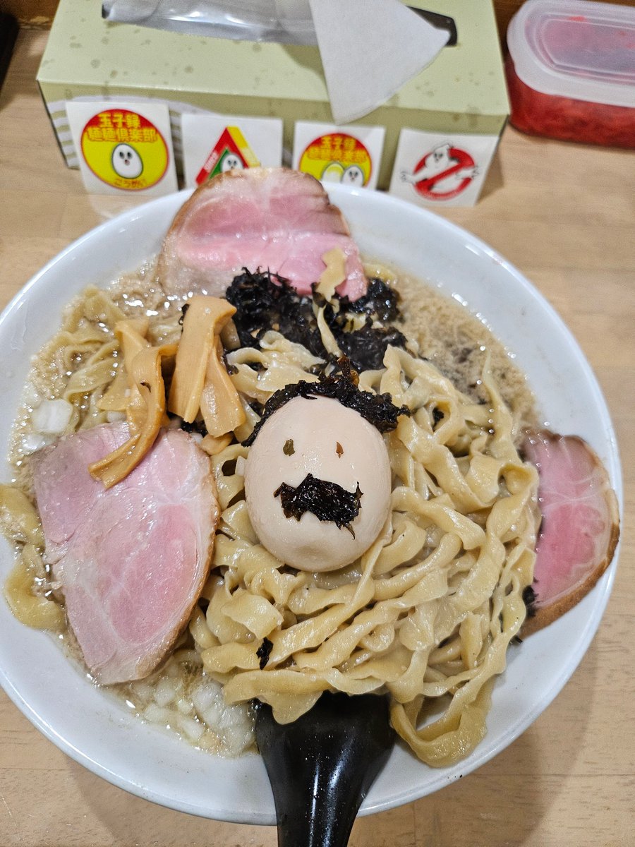 xSit81xACTFS7dF's tweet photo. 本日のディナー🌃🍴

🍜🐟🥚2025年237麺目🥚🐟🍜

由利本荘市の
#MONCHANRAMENSHUN 
様にて☺🎶
#本日限定
#手揉み太麺背脂煮干し中華特盛TP味玉
¥1,180を頂きましたっ(^_^ゞ

煮干しの風味&背脂の旨味
手揉み太麺のコシ&歯応え
堪らない最&強なコラボレーションを大絶賛なこうめい😋🎶

低温調理のチャーシューはウマウマ旨しっ😋
味玉の味付けもバッチグー😋
玉葱もシャキシャキで旨しでしたっ😋🎶

ディナーでも特盛イケルゾこうめい
イカスゼこうめい

#由利本荘市らーめん
#由利本荘市グル麺タリー
#玉子録　#麺麺倶楽部　#麺上げ隊
#チャーシュー上げ隊
#こうめいンフルエンサー
#こうめいスウェット
#味玉に顔作成仲間募集中
#こうめいファン倶楽部募集中