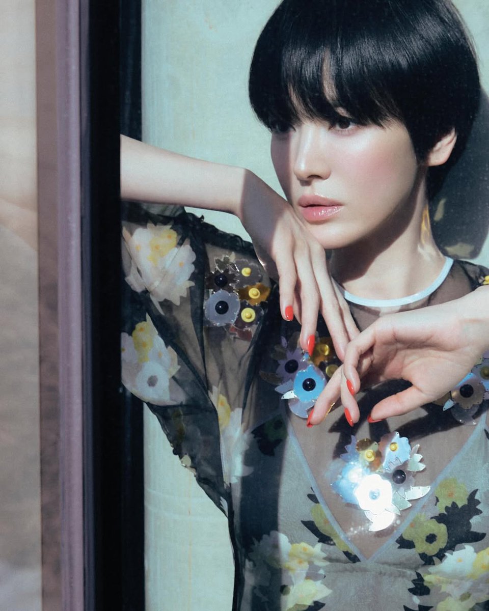 _farah87's tweet image. #MovingCover 
The face of the January 2026 issue, on Song Hye Kyo’s steadfast beauty. We're also unveiling a selection of cuts from her 20-page pictorial.🌷
#SongHyeKyo #FENDI #2026SS

© Bazaar Kr