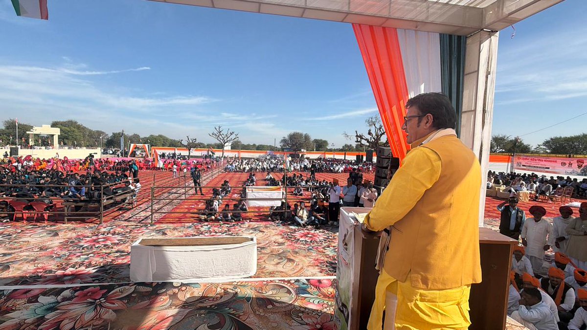 'शहीद मरीन कमांडो (मार्कोस) महेन्द्र सिंह शेखावत जी का शौर्य और बलिदान कभी भुलाया नहीं जा सकता' 

आज किशनगढ़ रेनवाल की ग्राम पंचायत जुनसिया में वीर अमर शहीद मरीन कमांडो (मार्कोस) महेन्द्र सिंह शेखावत जी की प्रथम पुण्य​तिथि के अवसर पर आयोजित उनके मूर्ति अनावरण समारोह में गणमान्य