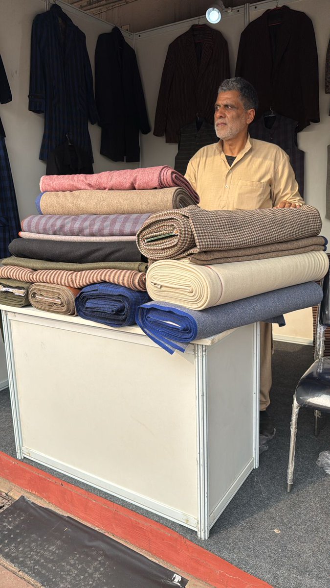 dohhkmr's tweet photo. Great to see artisans participate in #GI Craft Show in New Delhi, with focus on #Wagguv #Namda 
This will revive languishing crafts. @dohhkmr will facilitate craftsmen in participation in fairs. The #GI Show wil end on Dec 21. 
@diprjk @TexMinIndia @GreaterKashmir @mussarat_zia https://t.co/RABqt0RDIv