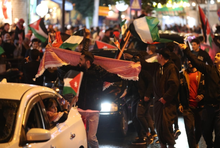 عمان تتزين بالأعلام الأردنية وقمصان المنتخب قبيل نهائي كأس العرب 