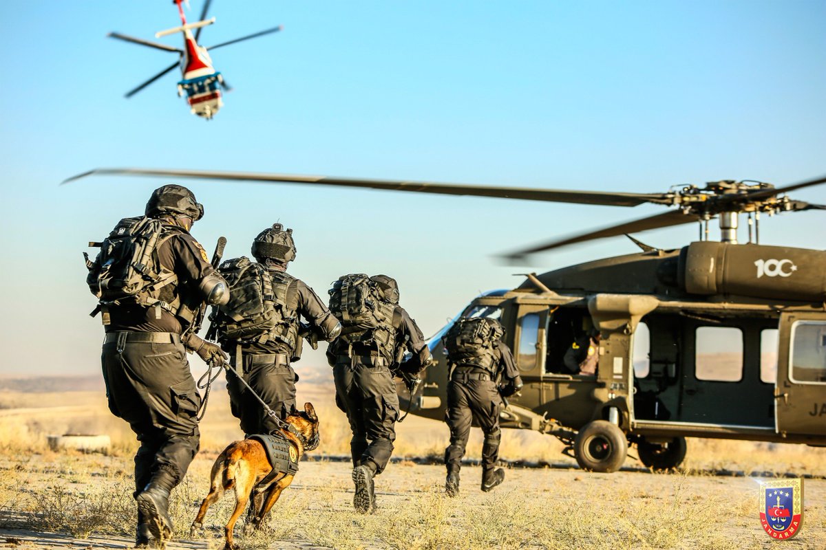 Birlik ruhu, Jandarmalarımızın sarsılmaz gücüdür!🇹🇷

#Jandarma
#JandarmaHavacılık
#JÖAK
#JOPER