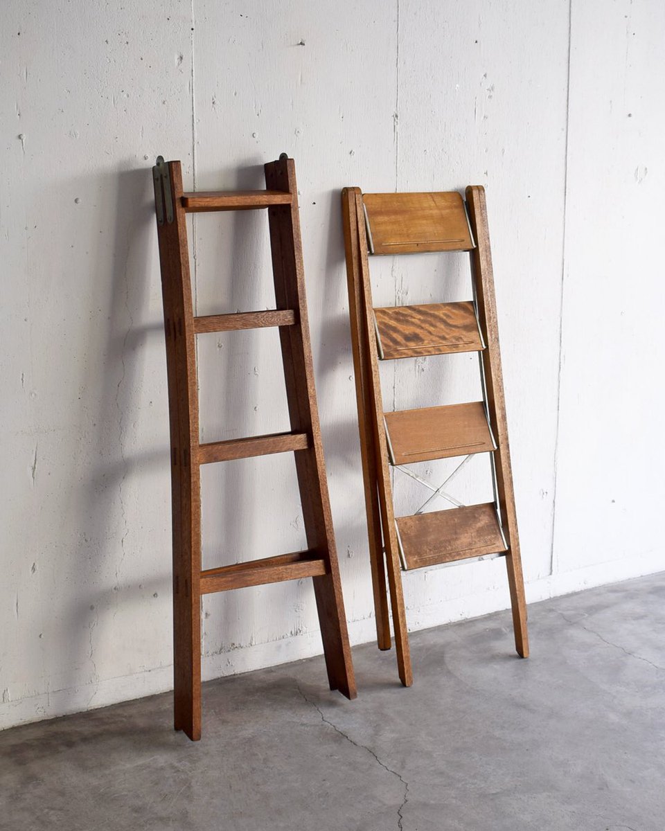 デザイン性の異なる、古い日本の木製脚立が2種類入荷しています。 写真