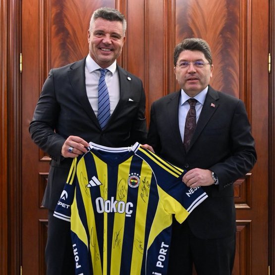 Yıldızlar sahte, armanın yanındaki imzanın sahibi cezaevinde, eski bahis şirketi sahibi olan başkanın davası devam ediyor ve yurt dışı çıkış yasağı var.

Bu şekilde Adalet Bakanı ziyaret edilmiş..