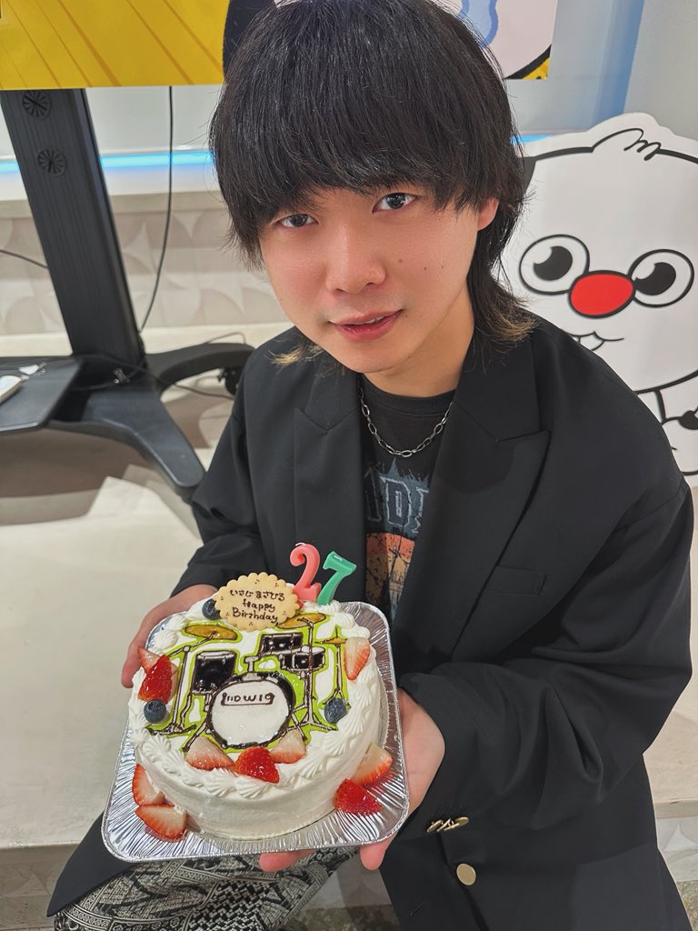 Masahiro_Isaji's tweet image. 2025.12.18🎂
I turned 27 today! Thanks for everything!
27歳になりました！
みんなのおかげで生きてます！！

今年も素敵なケーキをファンの方から頂きました💐
II got a cake with Ludwig's drums on it.🎂🥁
#ludwig @ludwigdrumshq