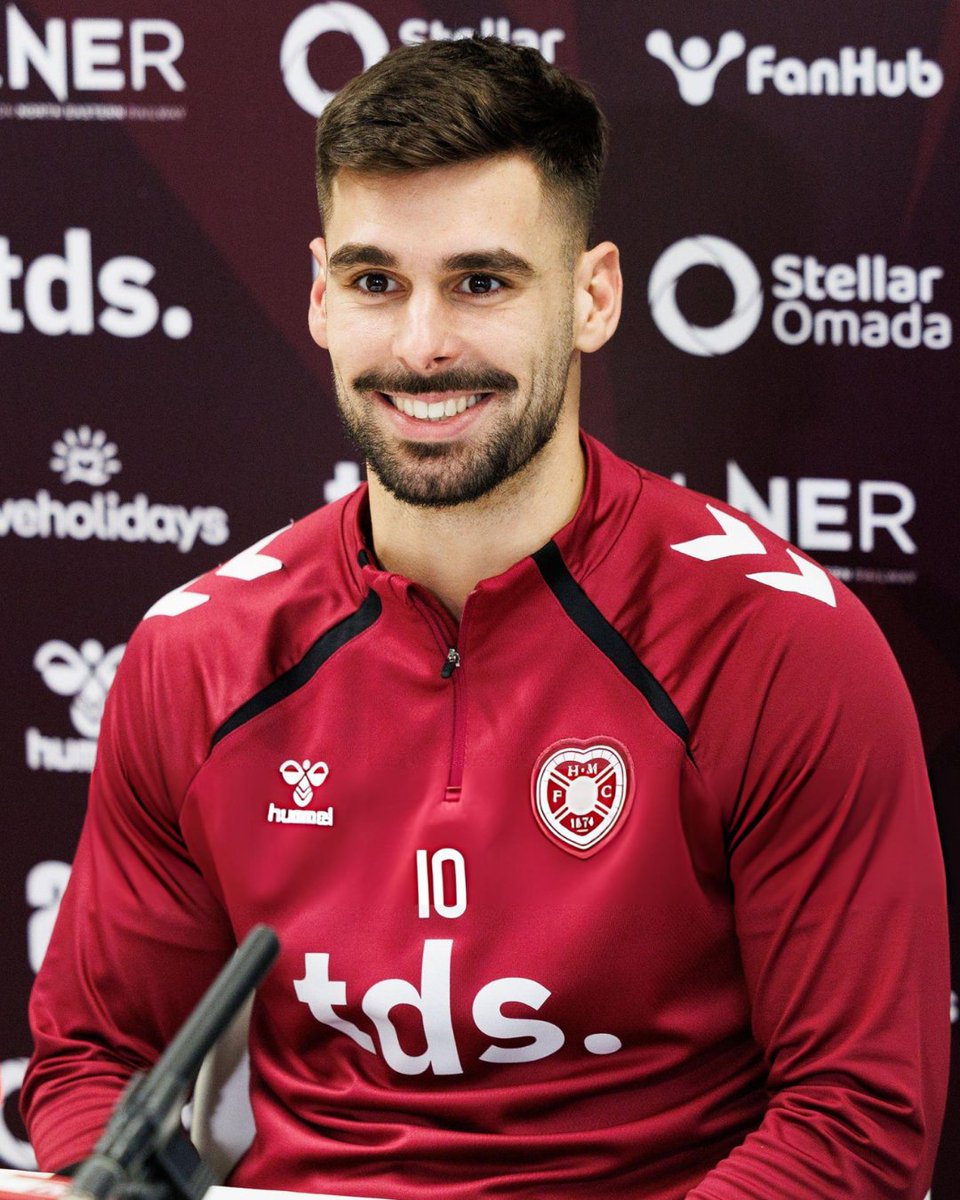 Na Escócia, o Hearts é o primeiro classificado da Scottish Premiership, e pode acabar com o domínio do Celtic/Rangers que dura há 30 anos! 

O melhor marcador da equipa? Cláudio Braga, que passou por clubes como Rio Ave, Valadares de Gaia ou SC Ideal. 

Um história surreal.