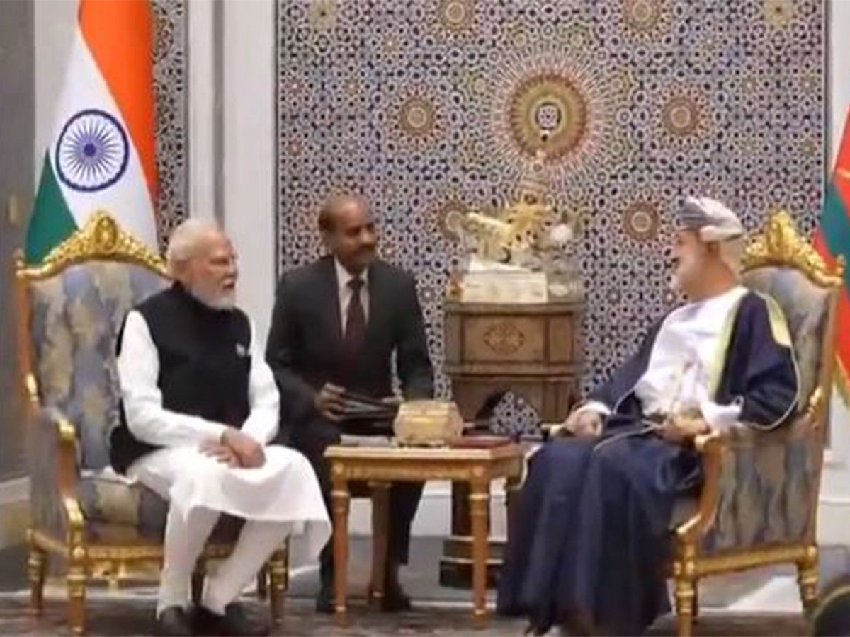 ani_digital's tweet photo. PM Modi received by Sultan Haitham bin Tariq Al Said at Al Baraka Palace

Read @ANI Story | https://t.co/KAWLwL2Vt1

#India #Oman #PMModi #OmanSultan https://t.co/1fXKCNdCyQ