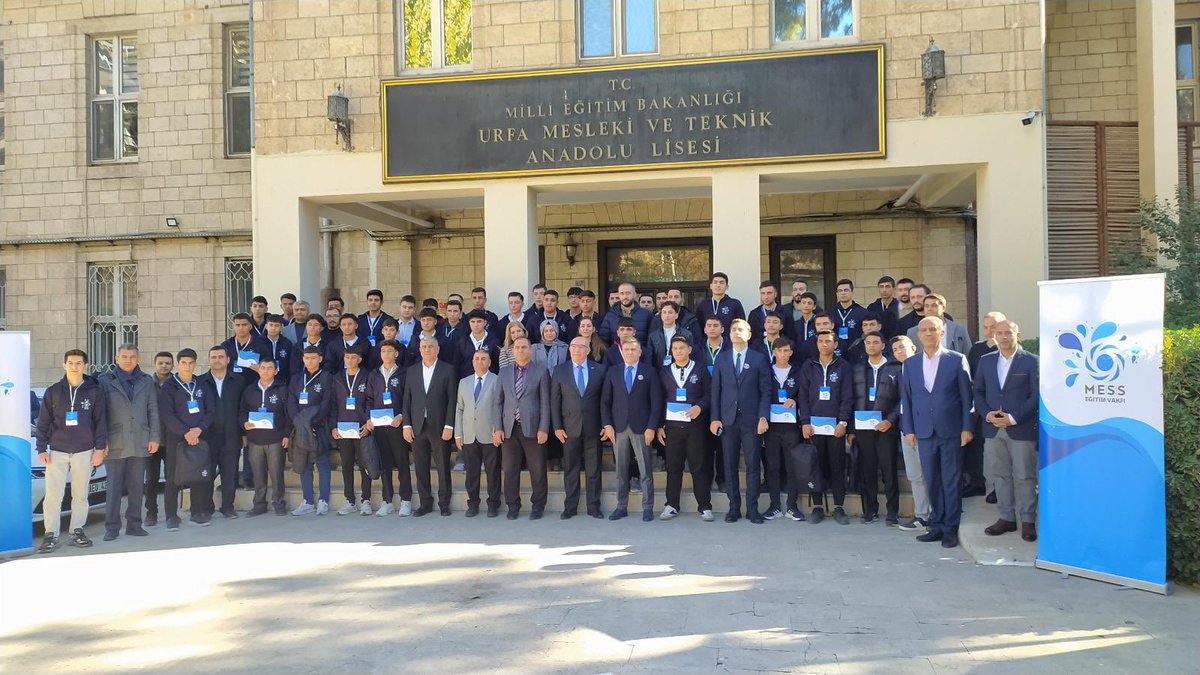 MtalEvran's tweet photo. 11 Elektrik sınıfından öğrencimiz Murat MEDE, okul birincisi olarak MESS Eğitim Vakfı tarafından ödüllendirilmiştir. Ödülü kendisine İl Milli Eğitim Müdürü tarafından takdim edilmiştir.
@hilvankaymakam 
@Hilvan_MEM 
@Alicelik7363 https://t.co/Tqp5cnyAKm