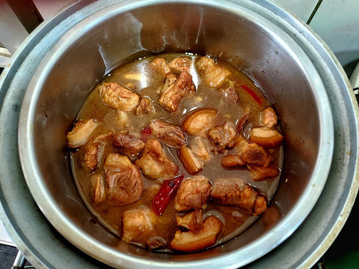 因為廚藝不精，想吃滷肉只能當伸手牌
今天老媽把伸手牌收回了
一早強制廚房報到現學滷肉怎麼煮
廚藝真的還是要實際實作一輪
才會把口述的做法轉成正確的成品

原來辛香料要在乾炒豬肉上色時候投入外
醬油更需要未加水前跟食材料理一番
才能保有香味的關鍵
調味除了要加五香粉，麥芽糖的上色更不能少