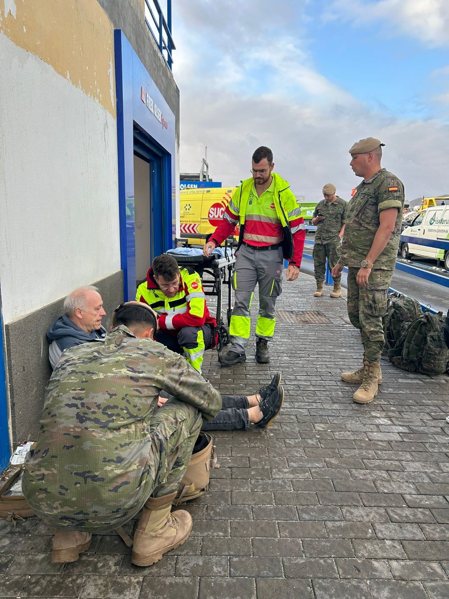 MCANA_ET's tweet photo. ¡Buenos días!🌞En Corralejo, la II Sección del S/GT A del RI “Soria” nº9 #BRICANXVI, actuó con rapidez ante una emergencia médica. ⛑️Valoración inicial, control de constantes y activación de una ambulancia. Profesionalidad, disciplina y vocación de servicio. 
 @MCANA_ET🇪🇦 https://t.co/pDP9Osq1GA