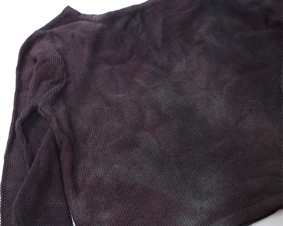 ゆるムラ染/Uneven dyeing

分散染料という染料を使ってポリエステル生地のトップスをゆるくムラ染めに。
素材によってはボタンも一緒に染まります。