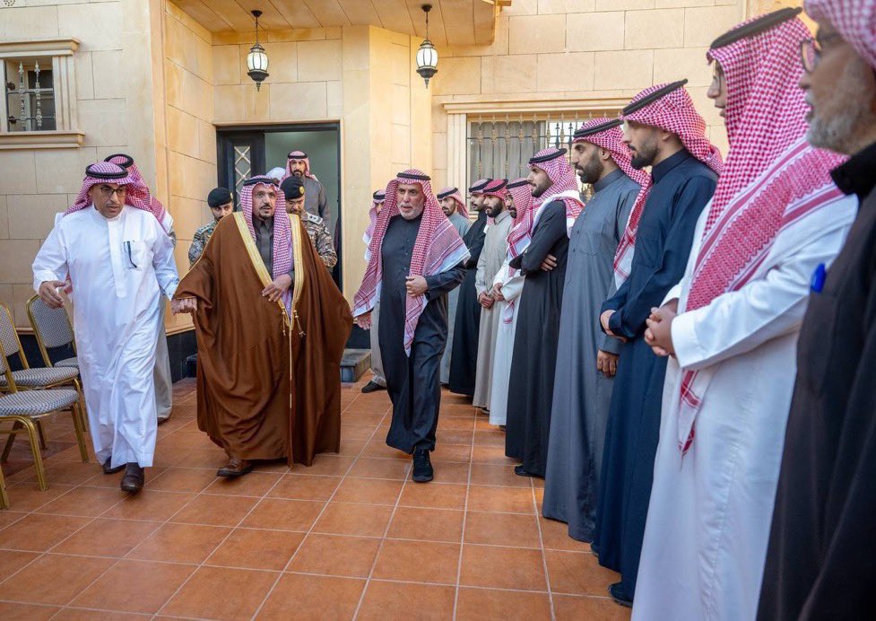زيارة سمو أمير منطقة القصيم لمنزل الخال صالح عبدالعزيز الدباسي في وفاة حفيدتيه وزوجة ابنة خالد في الحادث المؤلم وتقديم واجب العزاء لأسرة الفقيد ..
هي أحد سمات الوفاء والترابط الاجتماعي والديني بين القادة الكرام وشعبهم ..
نحن بفضل الله تعالى نعيش في ظل قيادة حكيمة و رحيمه بجميع