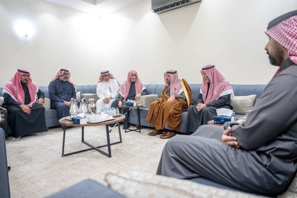 mdsarrah's tweet photo. زيارة سمو أمير منطقة القصيم لمنزل الخال صالح عبدالعزيز الدباسي في وفاة حفيدتيه وزوجة ابنة خالد في الحادث المؤلم وتقديم واجب العزاء لأسرة الفقيد ..
هي أحد سمات الوفاء والترابط الاجتماعي والديني بين القادة الكرام وشعبهم ..
نحن بفضل الله تعالى نعيش في ظل قيادة حكيمة و رحيمه بجميع ابناء الشعب وتسعى في الوقوف بجانبهم في أصعب الظروف وتشعرهم دائماً بقربها لهم ..

اسأل الله أن يجعل هذه الزيارة الكريمه في ميزان حسنات صاحب السمو الملكي الأمير فيصل بن مشعل بن سعود على رقي اخلاقه وجمال روحه في تخفيف الألم والمواساه .
@EmarahAlQassim