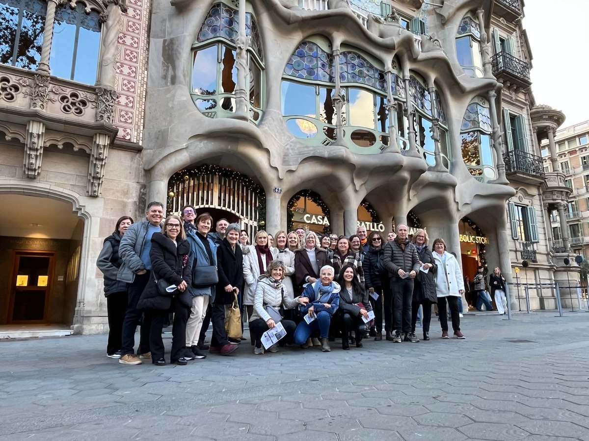 La visita a la Casa Batlló va resultar una experiència captivadora. Van aprofitar l’ocasió per gaudir de la il·luminació nadalenca de Barcelona. El recorregut pel Barri Gòtic, el Port i les Rambles els va permetre redescobrir l’encant i la vitalitat del centre de la ciutat.