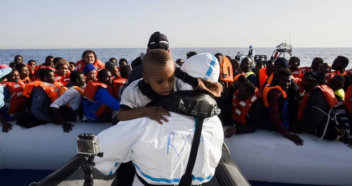 caritas_milano's tweet photo. "Se voi avete il diritto di dividere il mondo in italiani e stranieri [...] allora io non ho Patria e reclamo il diritto di dividere il mondo in diseredati e oppressi da un lato, privilegiati e oppressori dall’altro."

Don Milani

#18dicembre Giornata per i Diritti dei Migranti https://t.co/YxWI2ZgXTv