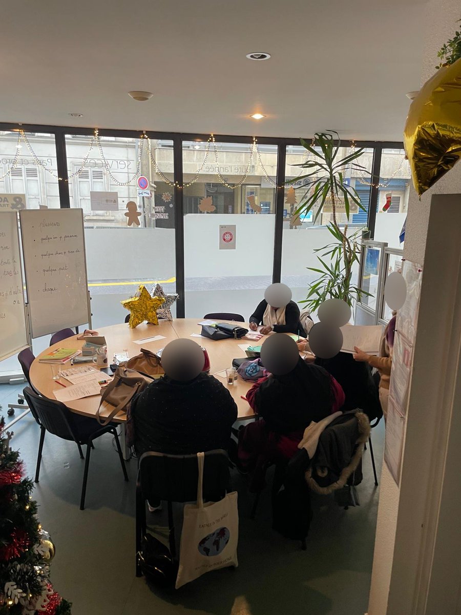 AssoAeT's tweet image. 🗣️✨ Dernier atelier #Conversation &amp;amp; #LienSocial pour #Adultes de l'année 2025 à l’@AssoAeT 
Tout au long de l’année : ces temps d’#Échanges ont permis de renforcer la #Confiance, l’#ExpressionOrale et le #VivreEnsemble 🤝
Un chemin collectif fait de #Rencontres et de #Partages