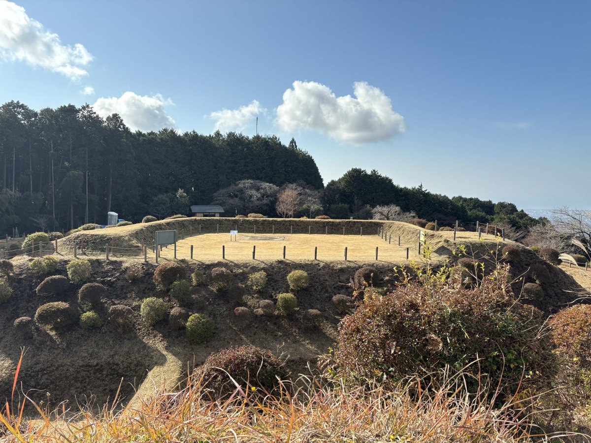 sirowako's tweet photo. ＿山中城🏯
山中城から見る富士山リベンジ目的の訪城でしたが頭だけ､､
てなわけで失敗(ㆀ˘･з･˘)
沼津入った辺りで富士山が隠れてしまった。
やっぱり一筋縄ではいかない。
山中城は相変わらず良いお城でした https://t.co/W7pvsDPzvO