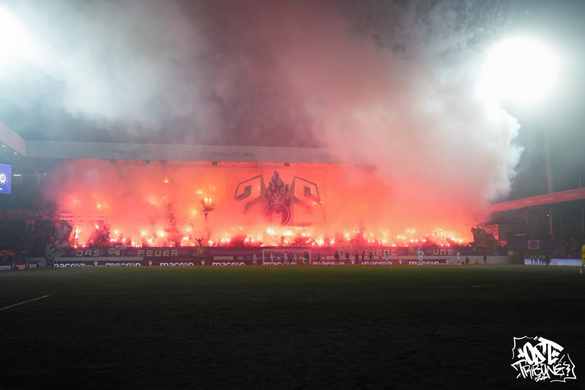 Фанаты венской Аустрии на домашке против Штурма замутили крутой перф, в котором на трибуну выезжала не «плоская» электричка, а в 3D-формате! Перф был в честь 25-летия ультрас-группы «KAI2000» / Austria, Austria Wien-Sturm Graz. «KAI2000» - 25 years!