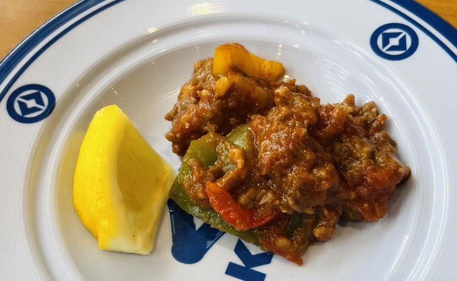 clear5_rie's tweet photo. キューバ🇨🇺の「ロパビエハ」…だよっ
めちゃくちゃ食べやすいトマト🍅味で満足。
ロパビエハ！！！！！

そしてトンガ王国🇹🇴の「ケケ」‼️
食べ応えあるのでデザートで最後に食べる時は気をつけて〜
甘いドーナツめちゃくちゃ美味しい😋
#くら寿司
#万博
#クリラジ https://t.co/WgzBg5Sthi