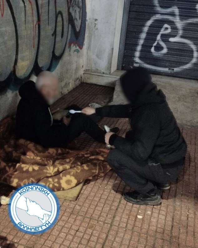 AthensEdition's tweet image. 17/12/25🇬🇷🏴

 Στα πλαίσια του προγράμματος της κοινωνικής αλληλεγγύης, χθες το βράδυ μέλη της κοινότητάς μας μοίρασαν πάνω από 300 μερίδες φαγητού σε Έλληνες άστεγους.
 Παρόμοιες δράσεις θα συνεχιστούν καθόλη την διάρκεια του γιορτινού μήνα των Χριστουγέννων που διανύουμε!