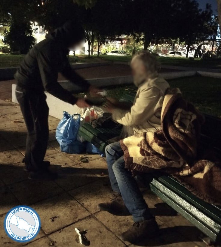 AthensEdition's tweet image. 17/12/25🇬🇷🏴

 Στα πλαίσια του προγράμματος της κοινωνικής αλληλεγγύης, χθες το βράδυ μέλη της κοινότητάς μας μοίρασαν πάνω από 300 μερίδες φαγητού σε Έλληνες άστεγους.
 Παρόμοιες δράσεις θα συνεχιστούν καθόλη την διάρκεια του γιορτινού μήνα των Χριστουγέννων που διανύουμε!