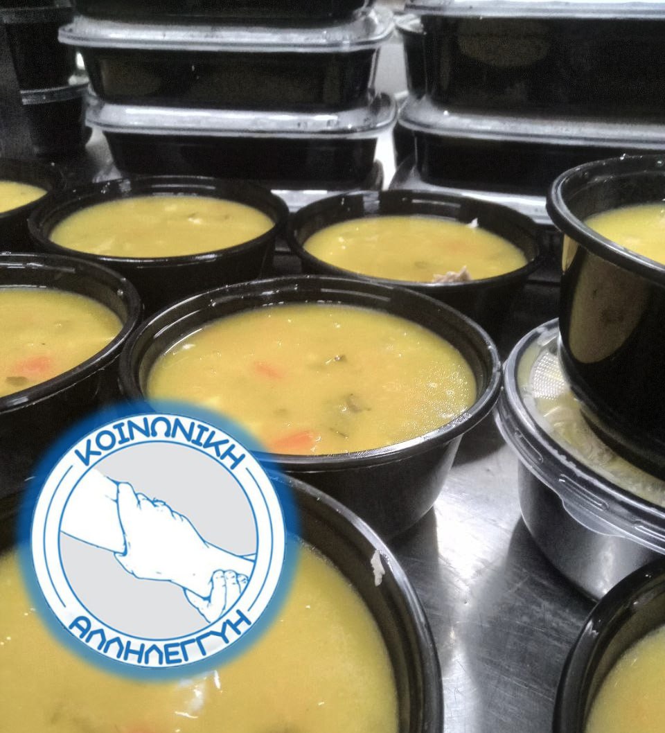 AthensEdition's tweet image. 17/12/25🇬🇷🏴

 Στα πλαίσια του προγράμματος της κοινωνικής αλληλεγγύης, χθες το βράδυ μέλη της κοινότητάς μας μοίρασαν πάνω από 300 μερίδες φαγητού σε Έλληνες άστεγους.
 Παρόμοιες δράσεις θα συνεχιστούν καθόλη την διάρκεια του γιορτινού μήνα των Χριστουγέννων που διανύουμε!