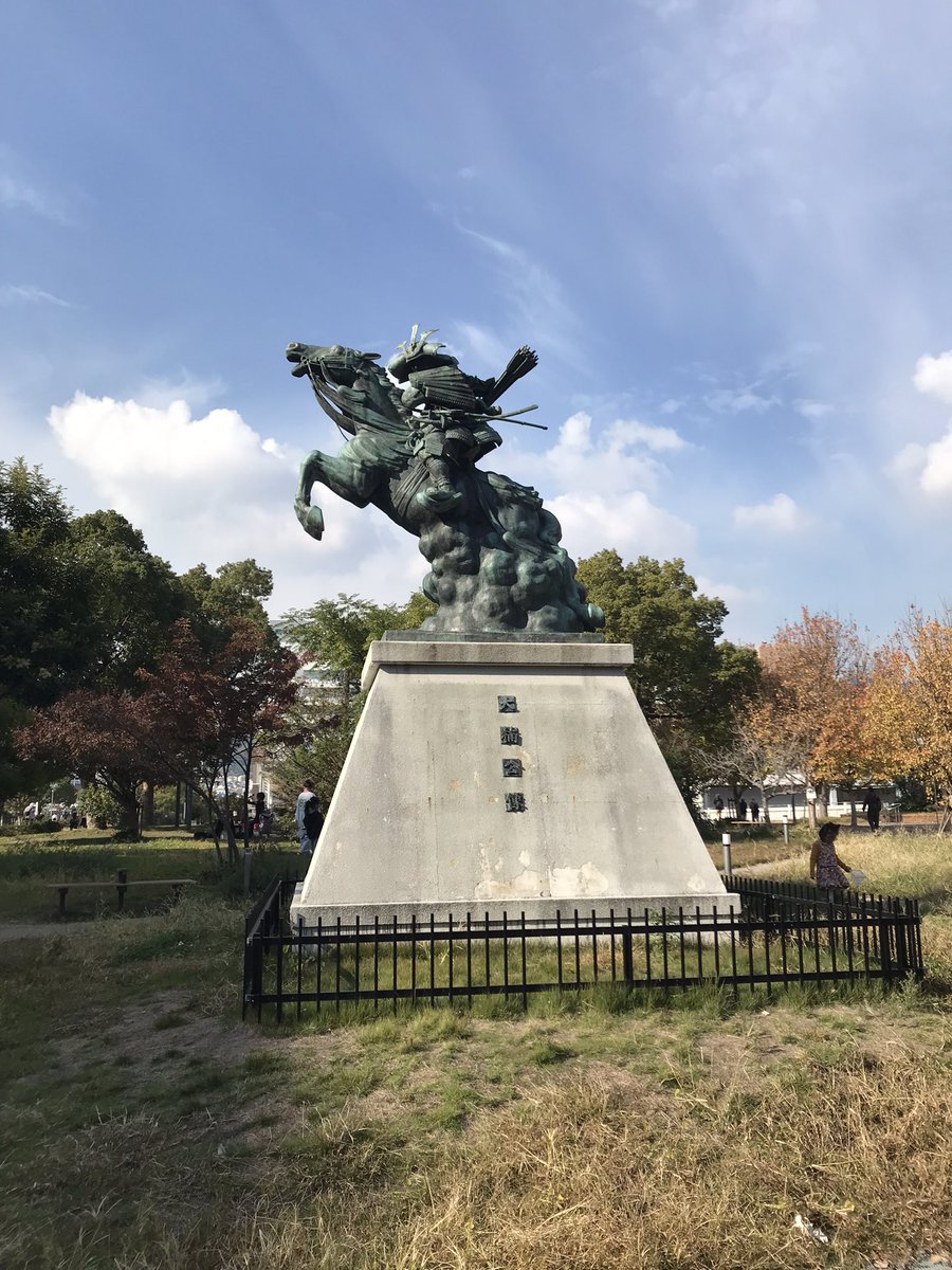 湊川新開地誕生120周年記念 湊川の付替えから始まった湊川新開地 みなとがわホール。旭堂南海による武岡豊太の講談や兵庫県博学芸員の講演など。南側は土手を壊して北側はそのまま。商店から湊川公園に向かって高くなるのはそういう訳か。近くの新開地アートひろばでは昔の湊川新開地の写真展も。