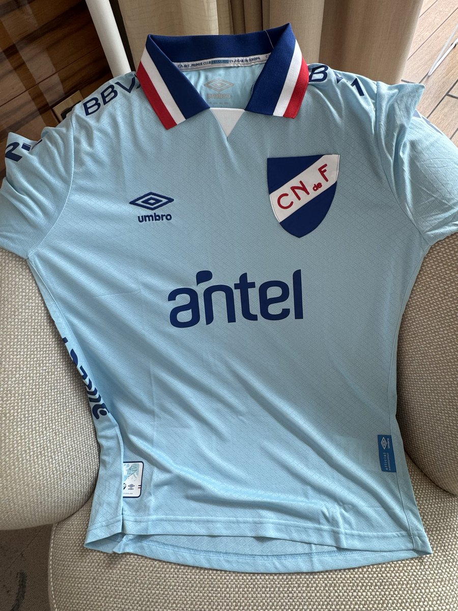 Gracias <a href="/AleBalbi21/">Alejandro Balbi</a> por la siempre especial celeste de <a href="/Nacional/">Nacional</a> 2025.

Es una “remera” icónica y con mucha historia detrás (💪 13.9.1903).

Esta vez honrado la gira europea de 1925. Europa estaba ansiosa de ver a los 🇺🇾 dueños de la primera ⭐️ ⚽️.

👇

atilio.uy/gira-1925
