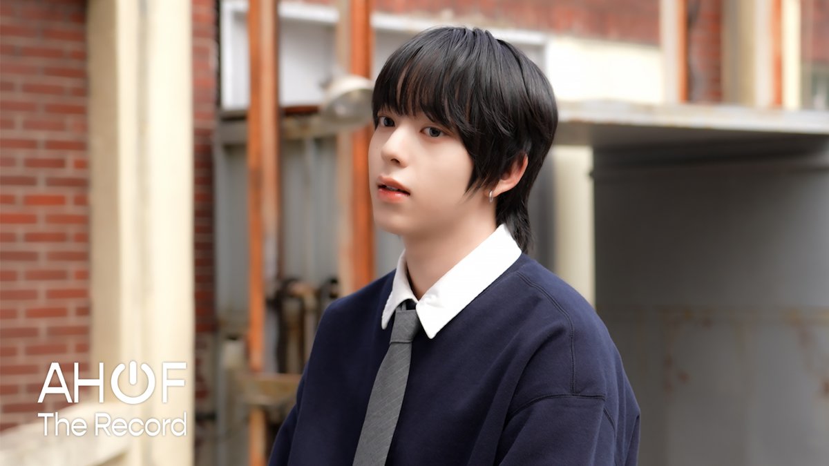 AHOF_official's tweet image. [🎬] 아홉고등학교에 놀러와 🏫 AHOF(아홉) 2026 Season’s Greetings Behind | AHOF The Record EP.40

🖇 youtu.be/DH8iA5I_kEQ

#AHOF #아홉