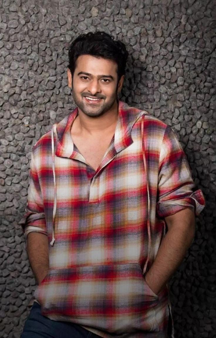 _PatilVishwajit's tweet photo. Once upon a time, the same people called him India’s most handsome star. Today, the same faces are busy trolling his looks.

But let’s be clear 👇 #Prabhas didn’t lose anything. He gave his body, health, time, and years of his life to create Baahubali and put Indian cinema on the global map.

Looks fade.
Legacy doesn’t.

When a man carries ₹1000+ CR films on his shoulders, trolls talk about his face because they have nothing else to attack.

Heroes are not made in mirrors.
They’re made in history books.

Respect the man. Respect the journey.