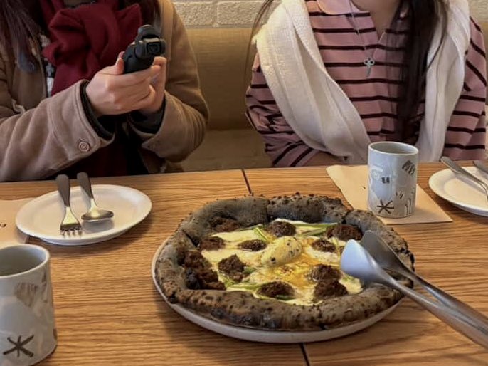 longwinter___'s tweet image. 아따 맛있다 이거 인생피자다 🍕