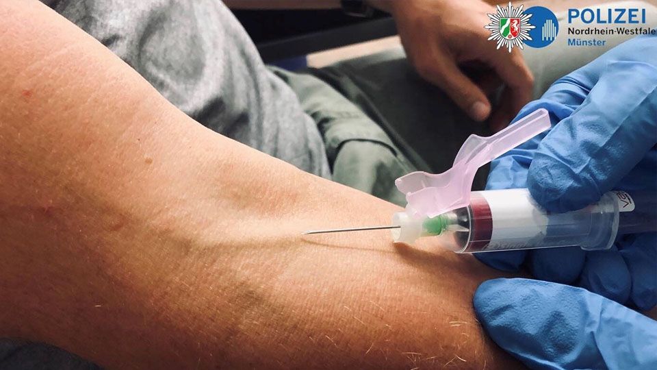 +++ Auffahrunfall auf der A1 bei Werne - Fahrer unter Einfluss von Alkohol unterwegs +++

Unsere Pressemeldung:
muenster.polizei.nrw/presse/auffahr…

#Polizei #Münster #PolizeiMünster #Leben #SicherImStraßenverkehr