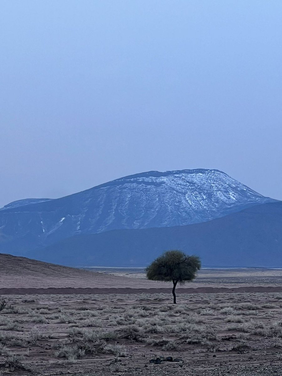 قمم جبال جنوب #حائل تكتسي بالثلوج صباح اليوم

عبر: حمود العيد