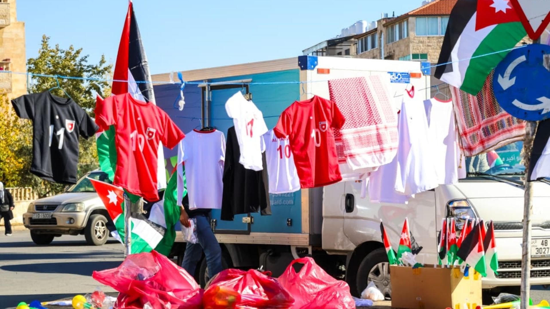 عمان تتزين بالأعلام الأردنية وقمصان المنتخب قبيل نهائي كأس العرب #بترا 