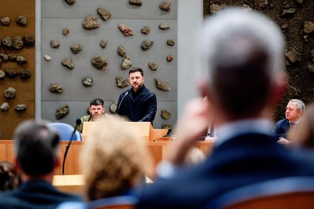 🚨🇺🇸🇺🇦 ZELENSKY CONFIRMS: U.S.-UKRAINE PEACE TALKS SET FOR THIS WEEKEND

Ukrainian negotiators will meet with a U.S. team this tomorrow and Saturday to discuss the “peace framework” Washington’s been floating, but Zelensky is already setting boundaries.

Kyiv is willing to talk,