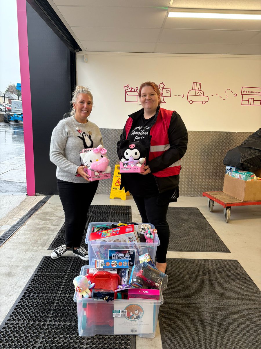 DirectKitchens1's tweet image. We are truly blown away by the incredible number of gifts donated as part of this year’s #MissionChristmas campaign for Cash for Kids. 

The Direct Kitchens team have delivered the gifts to the official drop-off point, where they’ll be transported to children living in poverty.