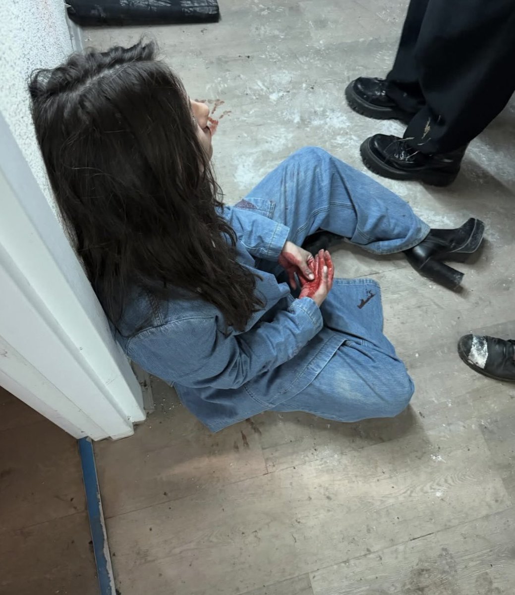 sette dublorun hazır bulunmasına ragmen kendisinin oynaması ve her yerinin morarması.. isine olan saygını cok seviyorum🤍