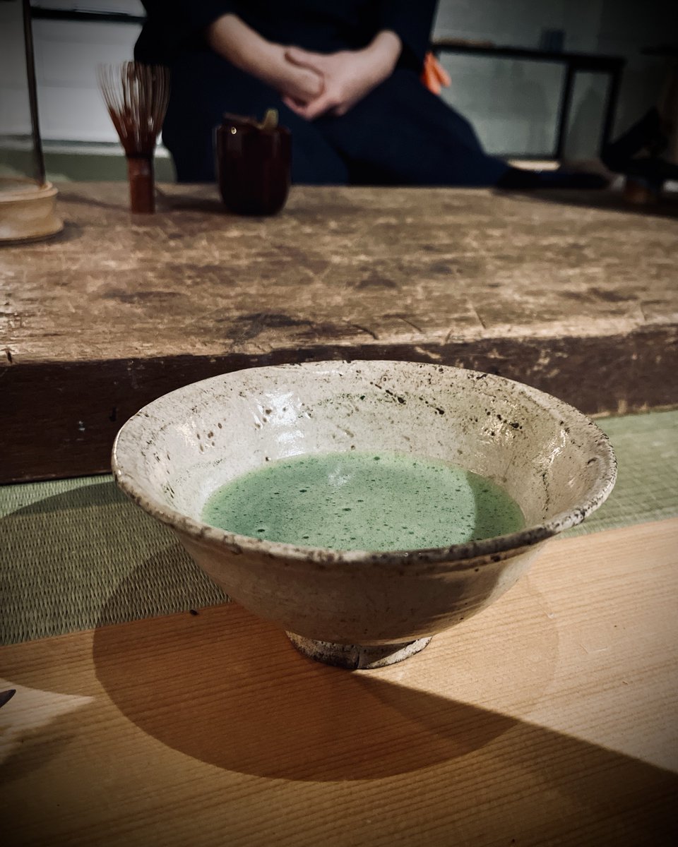 李朝の粉引茶碗で上質な抹茶を堪能。手に持ったときの温もりとフィット