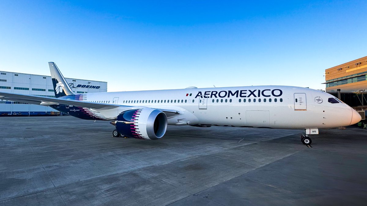 Aeroméxico ha recibido en la planta de Charleston el primer Boeing 787-9 con la nueva imagen corporativa de la compañia, siendo también el 787 número 23 en unirse a la aerolínea. En los próximos dias entrará en servicio. 
¿Os gusta esta nueva librea?