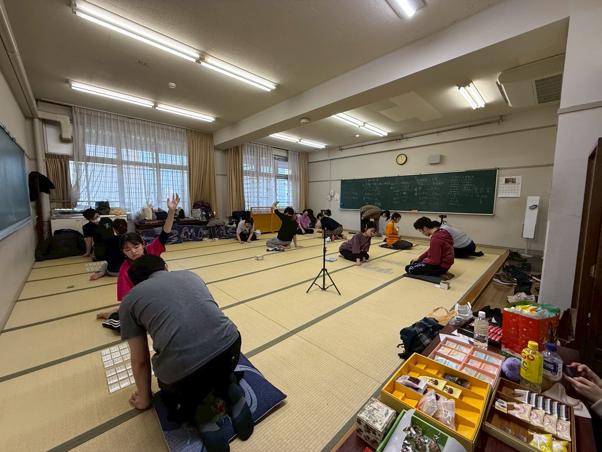 NGOcaruta's tweet photo. 楽しすぎて投稿忘れてたけど、先週は今年最後の練習会でした！初参加も、久びさ参加も、遠方からの参加もお迎えして、参加人数もお土産もいっぱい！！！
(和室から溢れて先に飲み会行った人は映ってません) https://t.co/YWHiHtqjSc