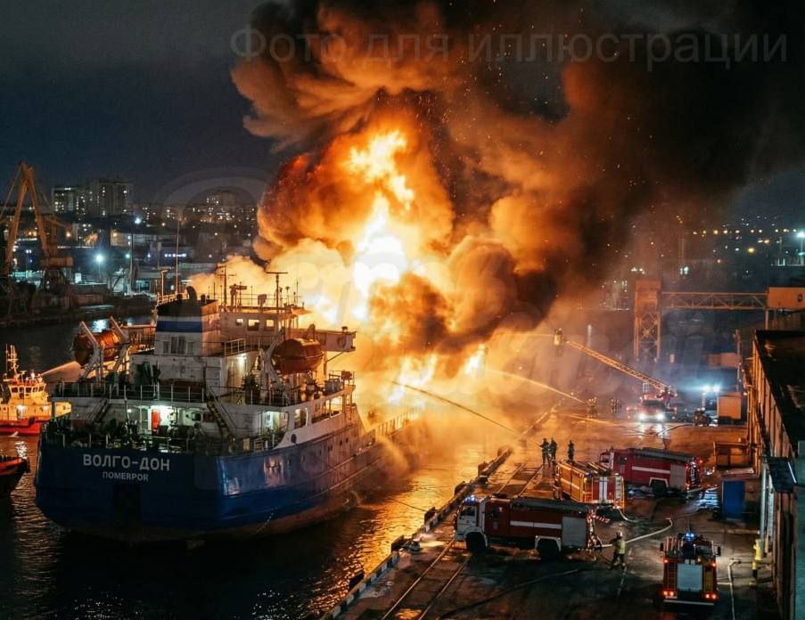 Ещё один танкер теневого флота РФ горит с нефтью в порту Ростова на Дону.

Пишут, что его могли завалить турецкие дроны в отместку за свой танкер который был подбит вблизи порта Рени.💥💪🇺🇦🇹🇷
