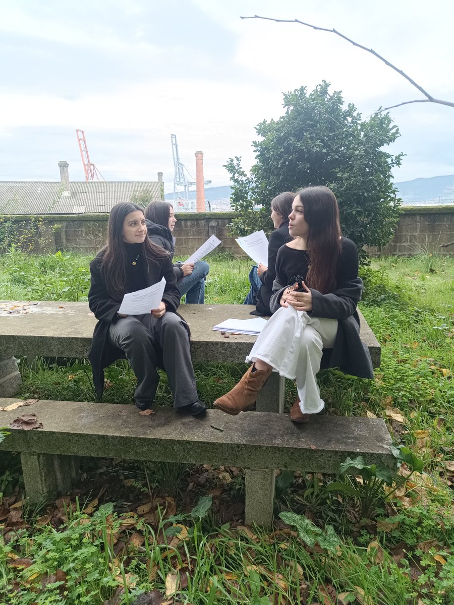 En la asignatura de Empresa y Diseño de Modelos de Negocio de 2°Bach tu vieron ayer la clase en  el aula bosque. La idea era que explorasen un poco sus habilidades personales, roles en la empresa y poner en práctica la entrevista personal.