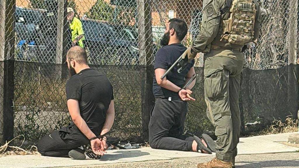 ChayasClan's tweet image. Heavily armed Australian counter-terrorism police just detained five young Australian men who planned to attack Bondi Beach again today. No further information so far. 

Footage of the arrests after armed counterterrorism forces rammed the terrorist vehicle