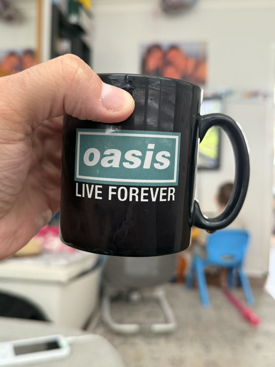 ClockingGames's tweet image. Don’t believe the Truth. Not dishwasher safe guys. My mug did not Live Forever! 😂 @liamgallagher @OasisMania @oasis